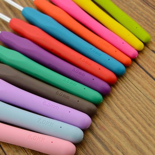 Colorful TPR soft handle aluminum crochet set handmade diy solid knitted crochet sweater crochet wholesale metal crochet hook