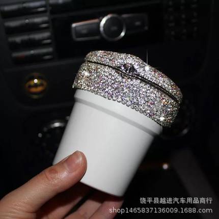 Coche de diamantes con luz LED luminosa multifuncional cenicero de coche interior del coche suministros del coche mujer