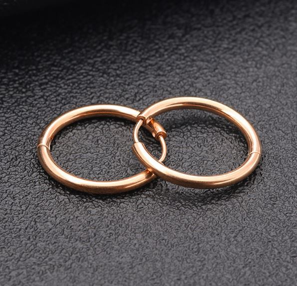 Suministro directo transfronterizo de 2,5mm pendientes de línea de acero inoxidable galvanoplastia de vacío europeo y americano de moda ronda hebilla del oído piercing joyería del oído