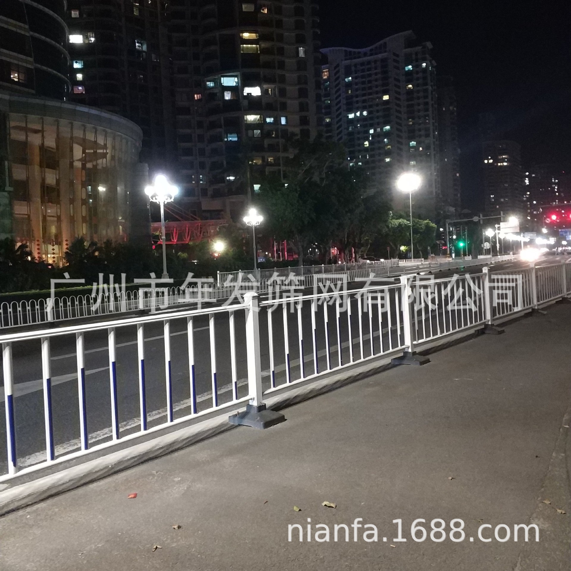 工厂低价出售城市道路隔离栏 交通设施护栏 不褪色锌钢护栏