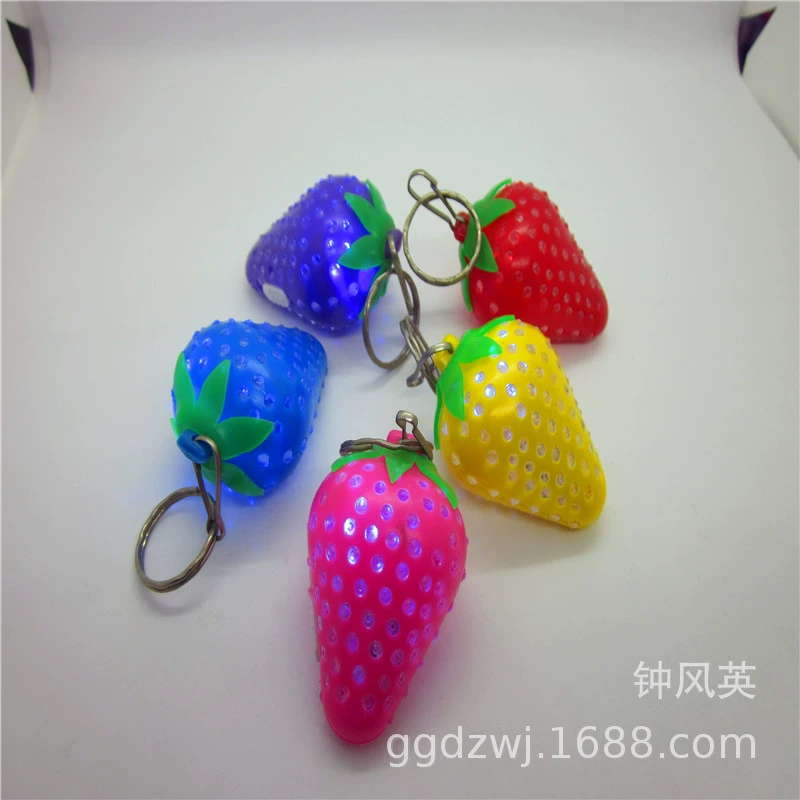 Светящиеся игрушки клубника Вспышка брелок свет Светодиод оптом практичные подарки один юань магазин детские светящиеся игрушки