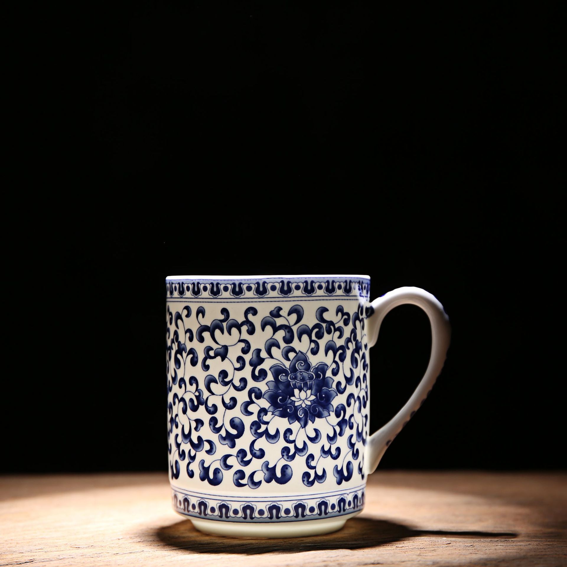 Jingdezhen Oficina de cerámica taza de té azul y blanco con tapa jefe taza hogar creativo taza de China de hueso taza de regalo de negocios lg