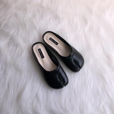 Black slippers 1799-1