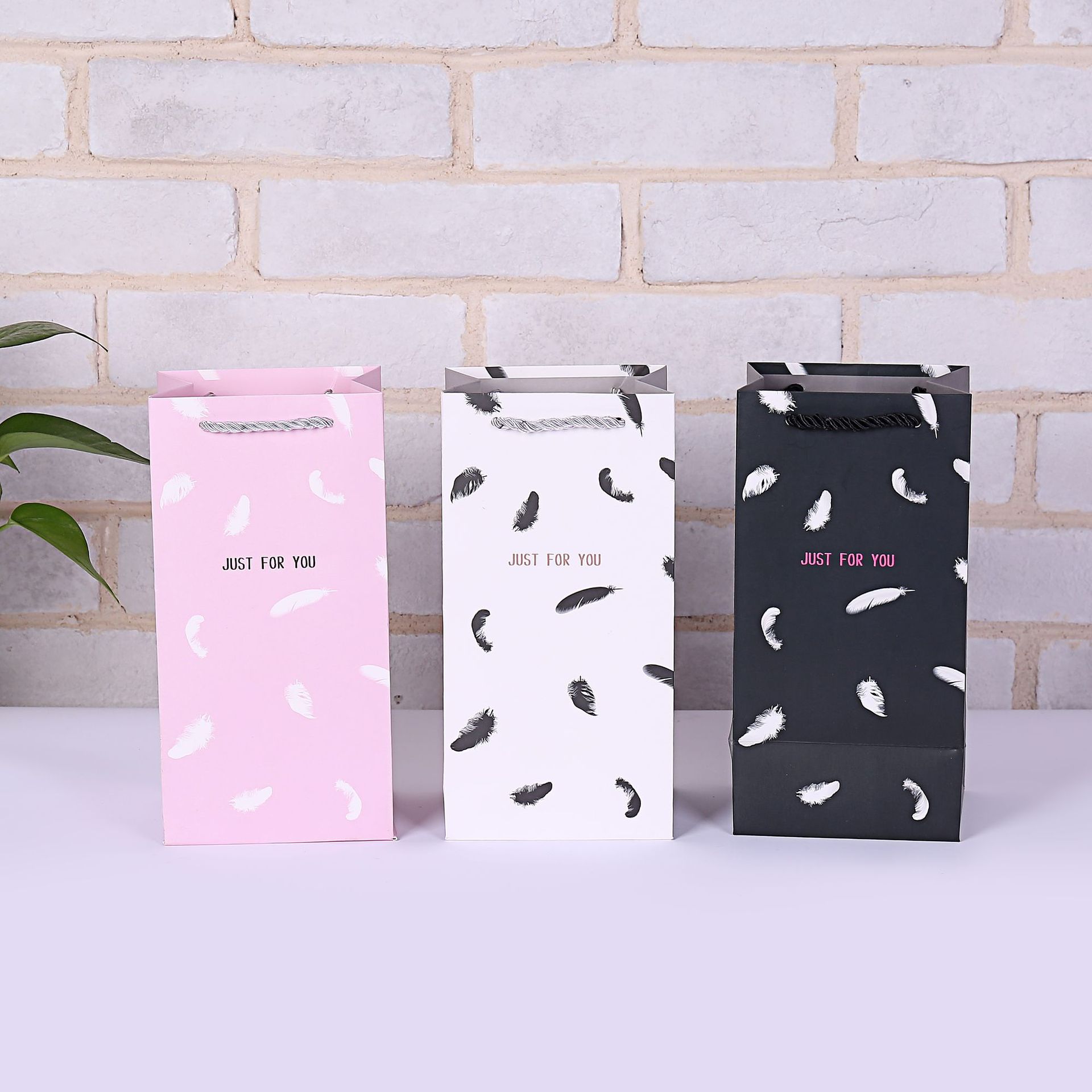 厂家手提水杯袋卡通礼品袋手提袋现货供应 白卡纸礼物袋可定 制