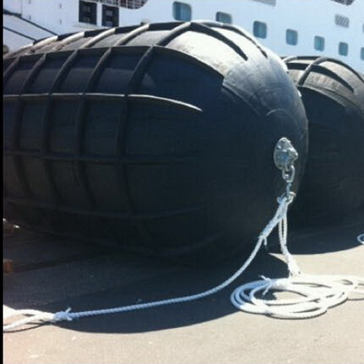 生产各种规格充气橡胶护舷 耐磨橡胶条型鱼骨型螺纹型充气靠球