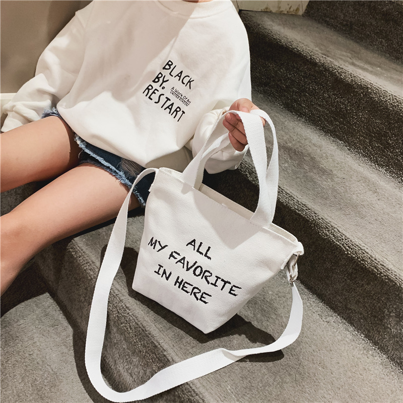 Bolso bandolera para niños 2021 Nuevo bolso de cubo Mini de lona de estilo coreano linda cara sonriente bolso de niña impreso de doble cara