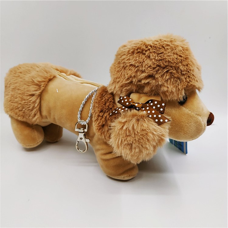 Perro caniche clásico marrón