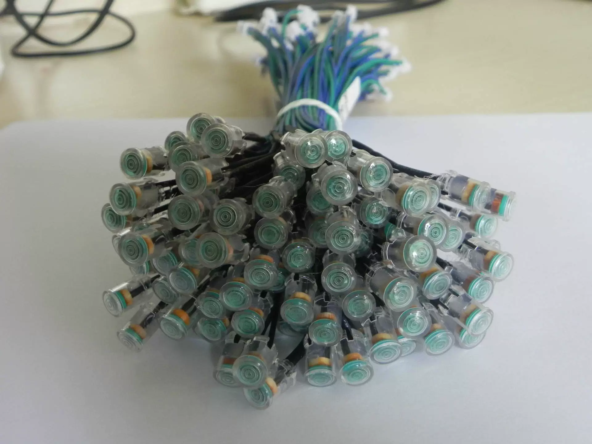 Комбинация светочувствительных резисторов для мониторинга и безопасности