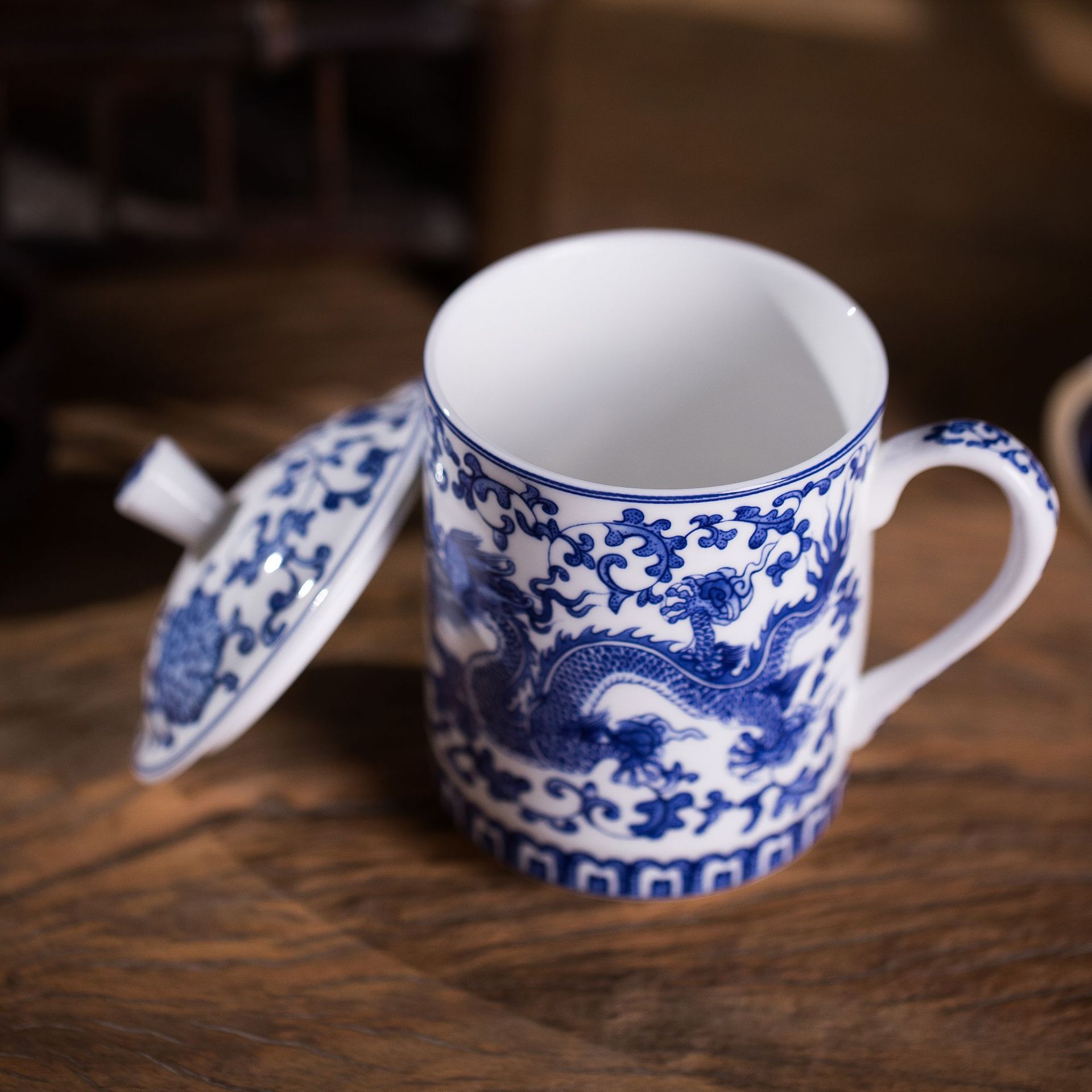 Jingdezhen Oficina de cerámica taza de té azul y blanco con tapa jefe taza hogar creativo taza de China de hueso taza de regalo de negocios lg