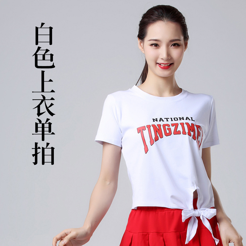 Белая футболка, широкая цветовая палитра, короткий рукав