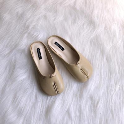 Apricot slippers 1799-1