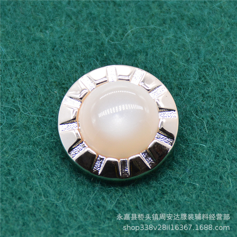 厂家直销 批发各类纽扣 亚克力树脂组合珠光高脚时装纽扣