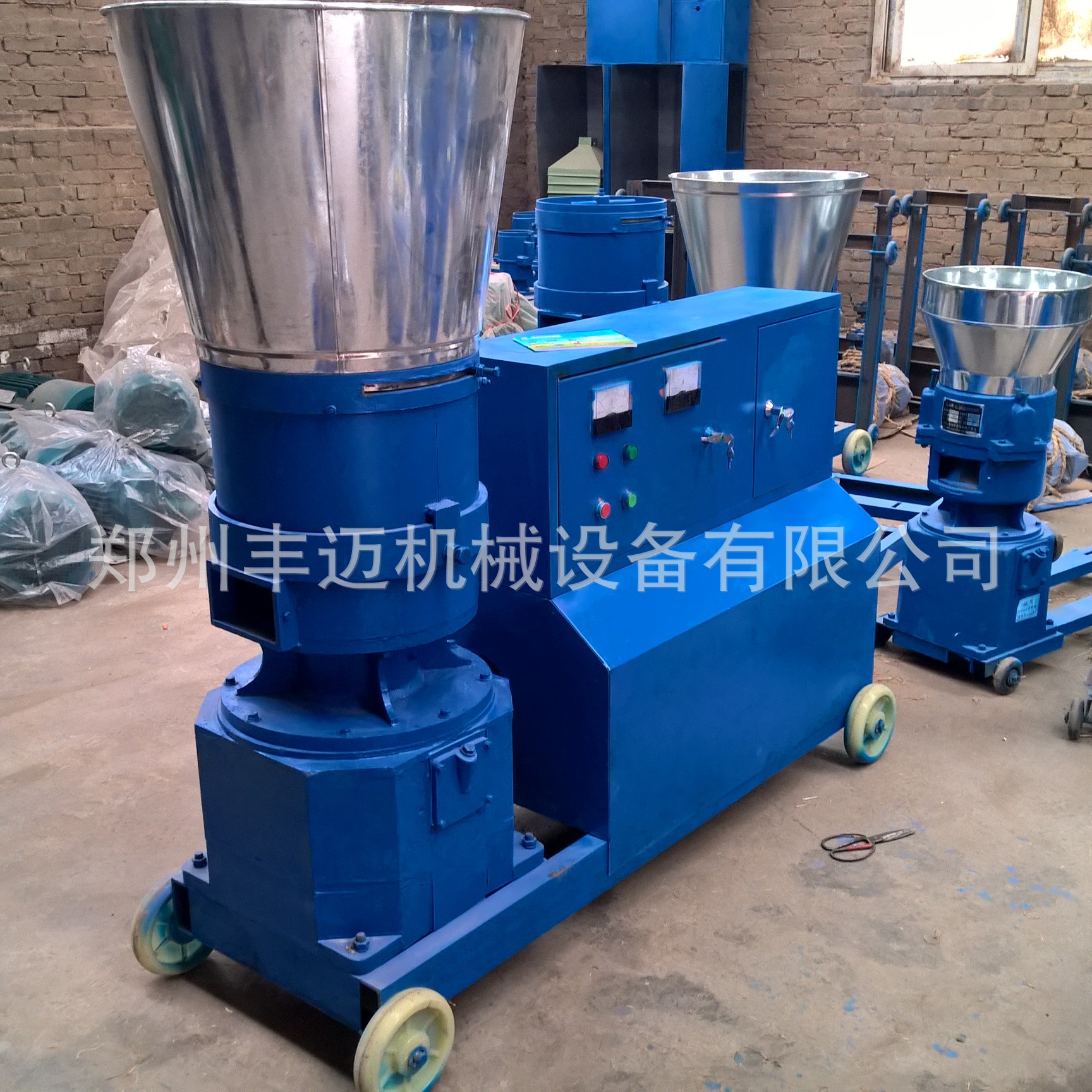 畜牧养殖秸秆颗粒饲料机 平模鸡饲料制粒机 家用小型饲料颗粒机