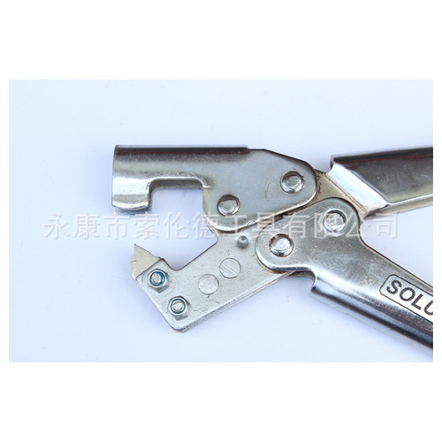 The manufacturer supplies new double-handled chrome-plated one-hand keel pliers, special fixing tools, eye-drilling pliers and decoration tools