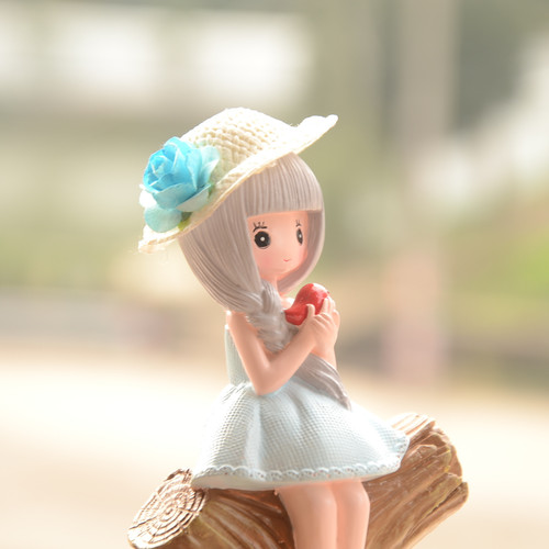 Christmas Gift Rural Girl Grid Pen Pot Creative Office Supplies Desk Resin Ornament Student Gift for Girlfriend