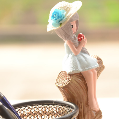 Christmas Gift Rural Girl Grid Pen Pot Creative Office Supplies Desk Resin Ornament Student Gift for Girlfriend