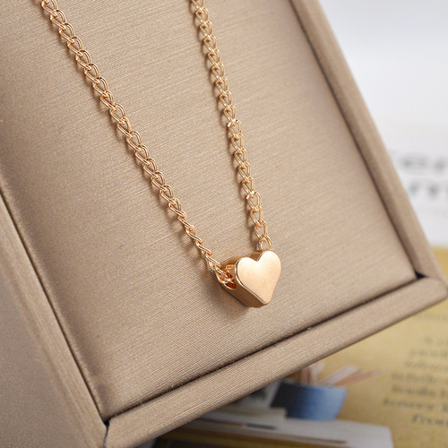 European and American minimalist heart necklace for personalized girls, peach heart necklace, fashionable and versatile lock chain, creative small gift, wholesale