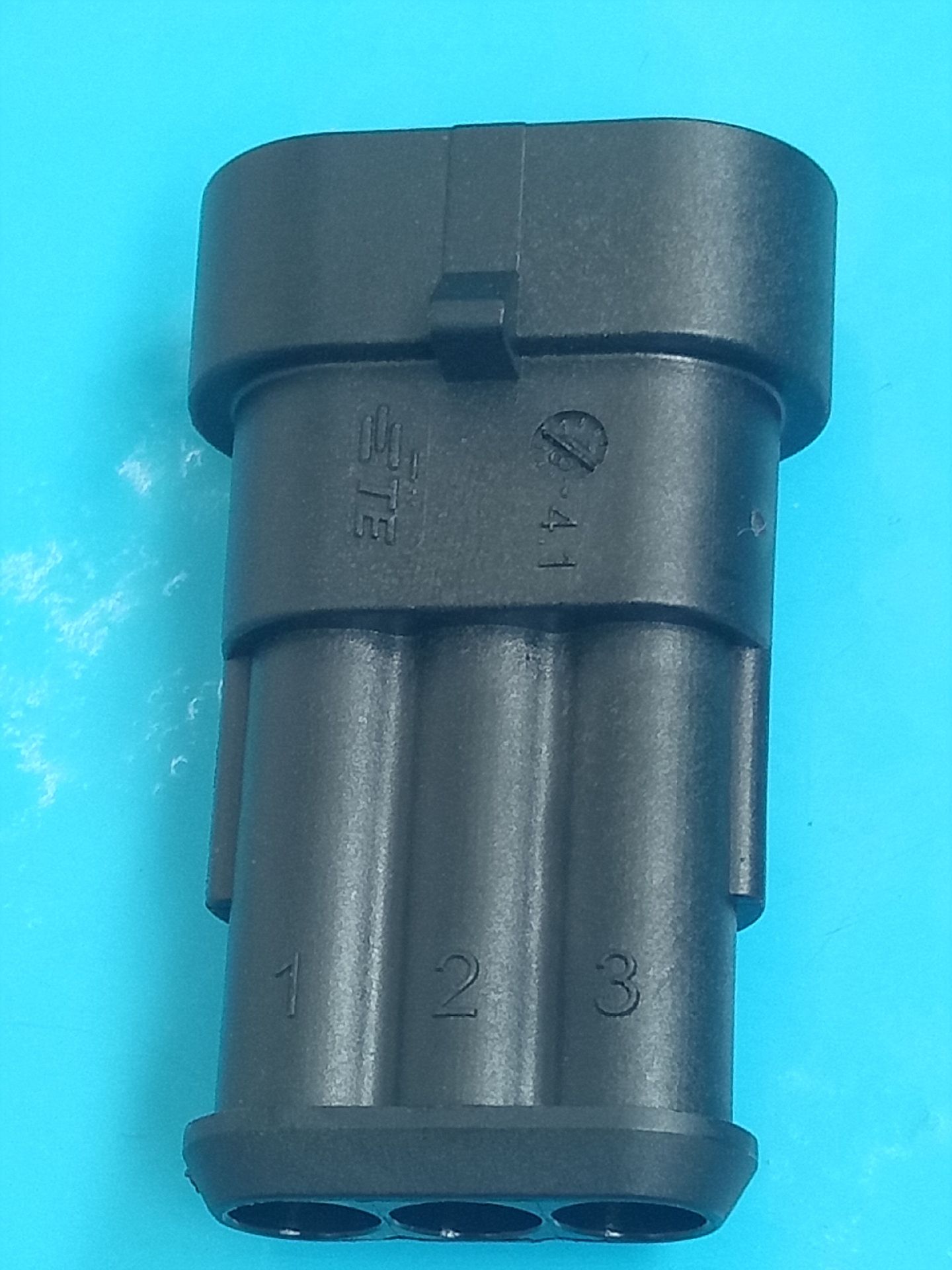 TE  282105-1  汽车连接器