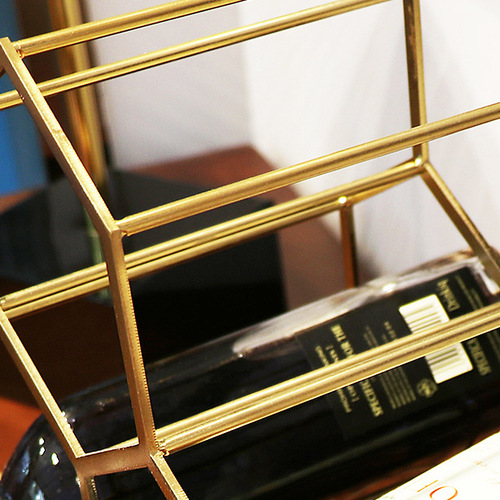 European modern minimalist creative empty iron wine rack bar metal ornaments electroplated rose gold wine bottle display