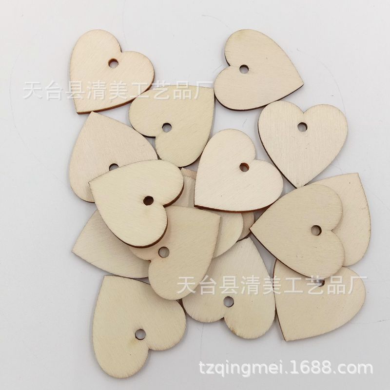 Perforado corazón de madera botón pieza con agujero melocotón corazón madera decorativa pieza de madera