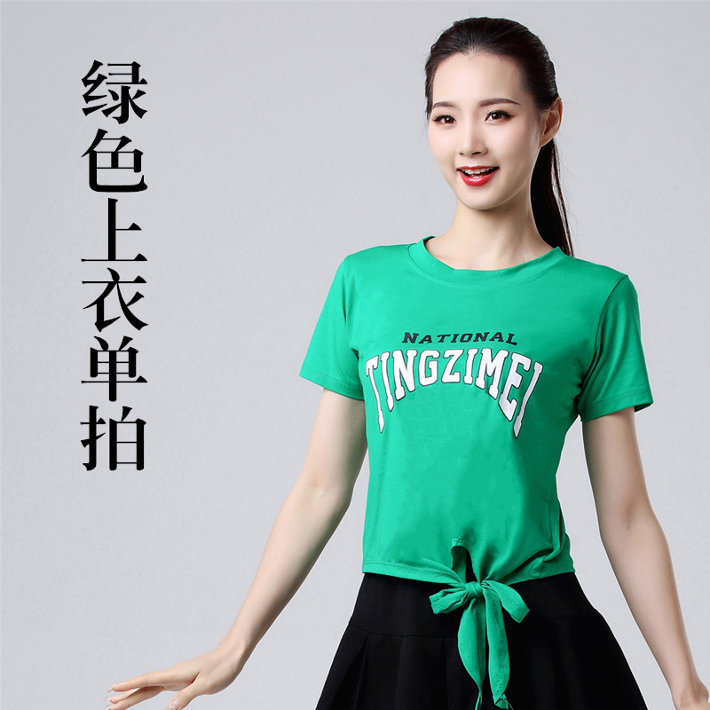 Зеленая футболка, широкая цветовая палитра, короткий рукав