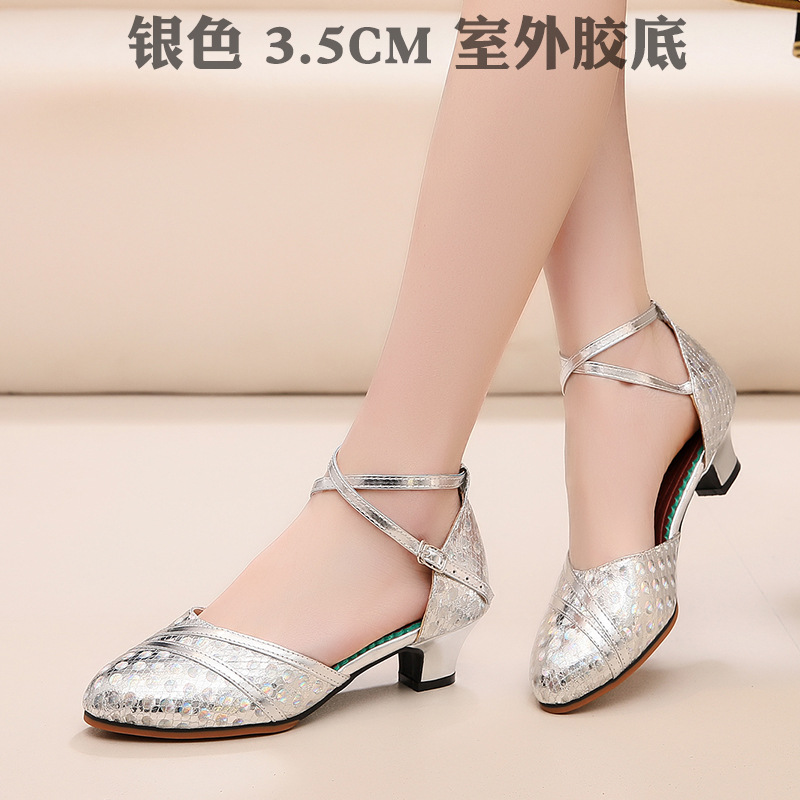 Zapatos de baile latino de las mujeres adultas de tacón medio cuatro estaciones nuevos zapatos de baile de fondo suave baile cuadrado zapatos de mujer baile social