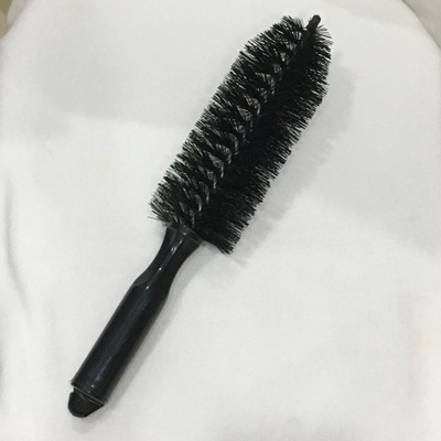 검은 뾰족한 브러시