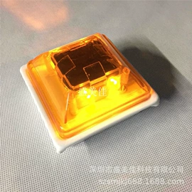 道钉;交通警示灯;交通安全标识
