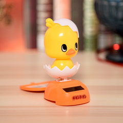 創意卡通搖頭公仔蛋殼雞太陽能汽車擺件兒童玩具車載飾品外貿批發