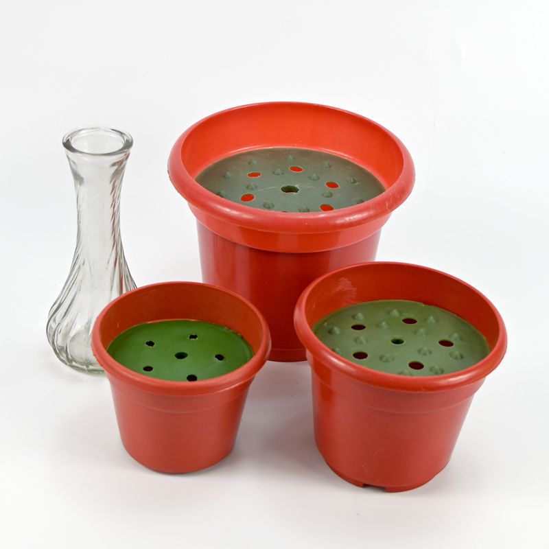 Los fabricantes de pantallas de fotos de Yiwu venden macetas redondas de plástico rojo blanco, macetas cuadradas de plástico y particiones fijas de macetas