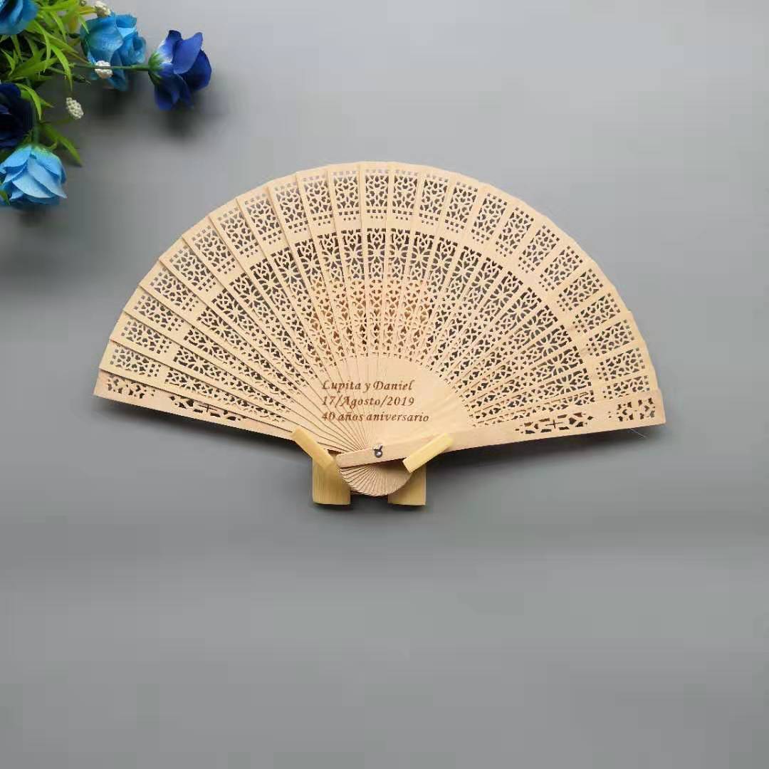Haz una luz para tallar el nombre de la nueva persona. El ventilador de madera será entregado dentro de 2 días en la fecha de la boda.