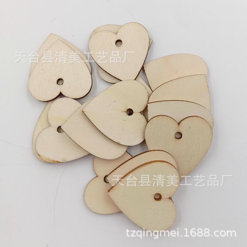 Perforado corazón de madera botón pieza con agujero melocotón corazón madera decorativa pieza de madera