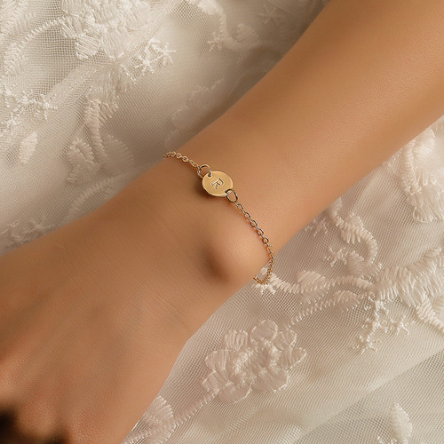Cross-border hot-selling new round 26 English alphabet bracelet for women, simple and personalized, 26-letter beach pendant