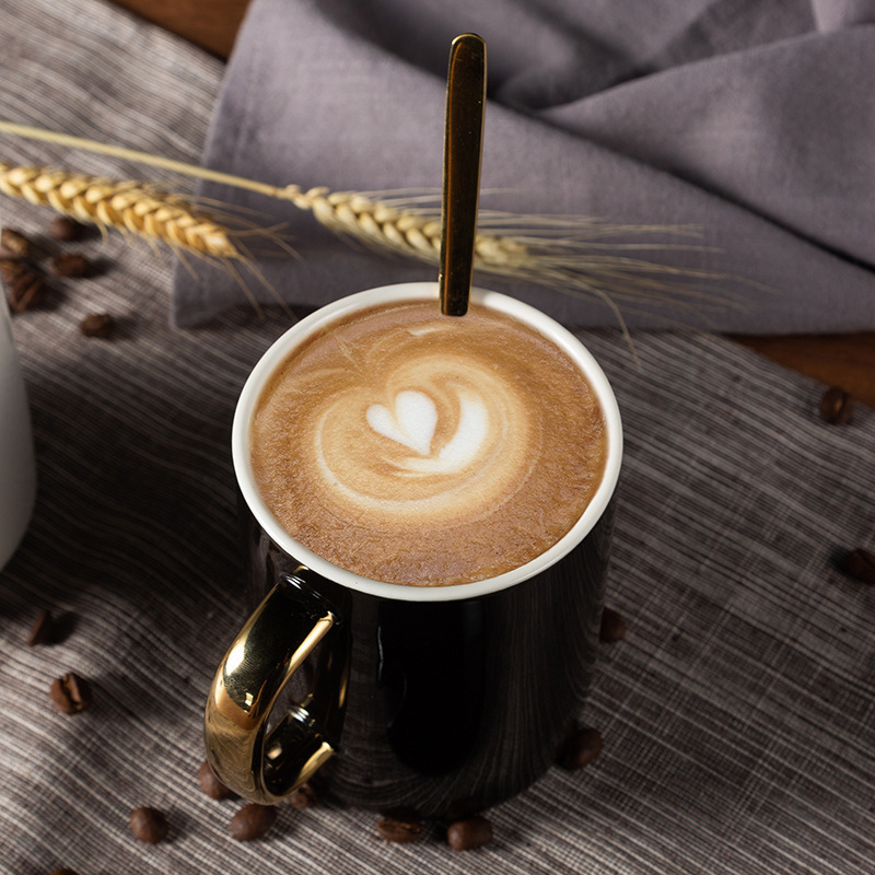 Tazas de regalo de cumpleaños para chicas tazas de café tazas de cerámica tazas de agua mango de oro cucharas con cubierta al por mayor