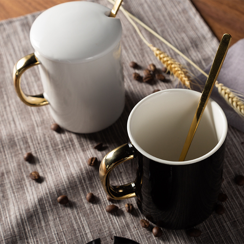 Tazas de regalo de cumpleaños para chicas tazas de café tazas de cerámica tazas de agua mango de oro cucharas con cubierta al por mayor