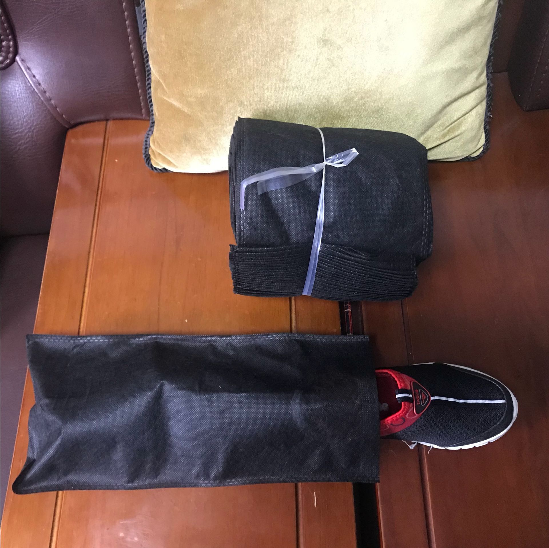 佛山无纺布鞋套袋厂现货批发黑色平口机压热压鞋袋防尘套超声波袋