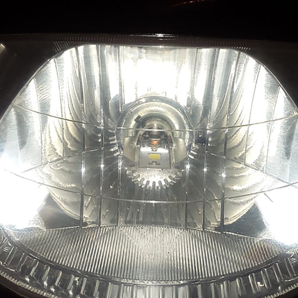 Motocicleta LED faro H4 tres garra lejos cerca de luz arco ventilador en forma H6 doble garra resaltar luz de un solo lado