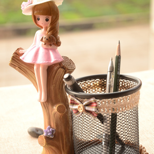 Christmas Gift Rural Girl Grid Pen Pot Creative Office Supplies Desk Resin Ornament Student Gift for Girlfriend
