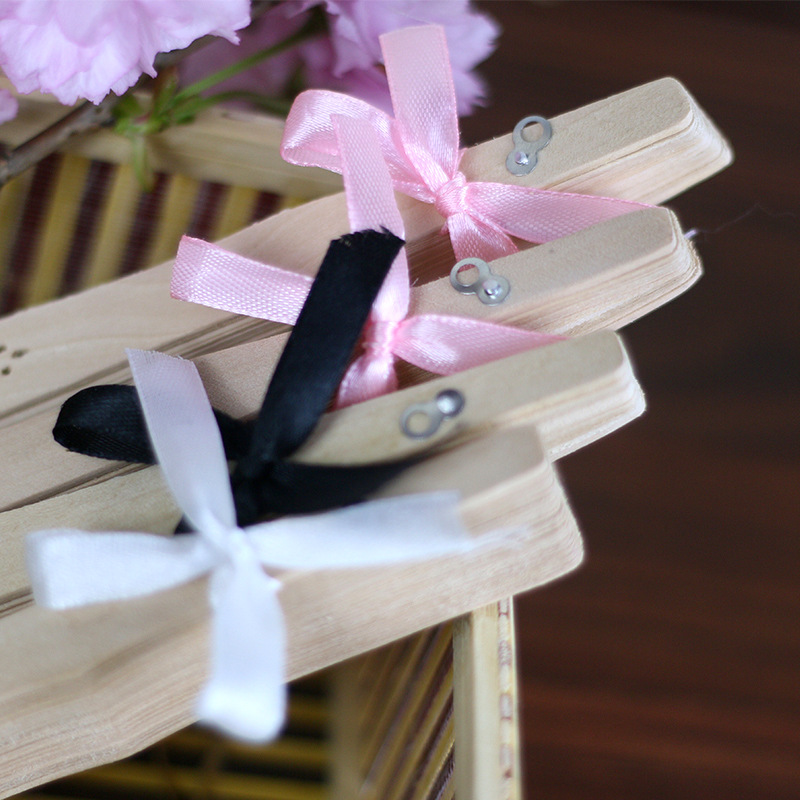 Fan de madera tallada Fan Yang de madera de la flor con el ventilador de la boda de la cinta