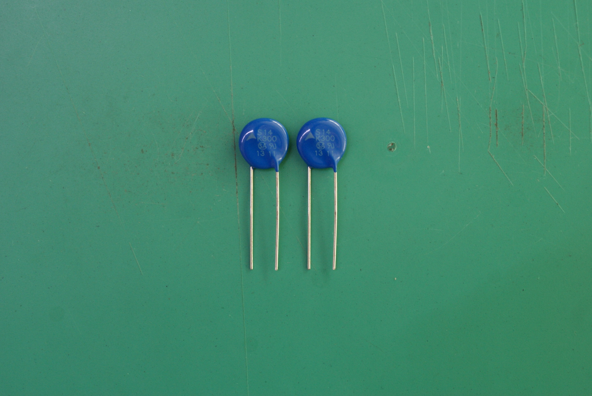 EPCOS压敏电阻 S14K300,促销价 原装正品现货出售B72214S0301K101