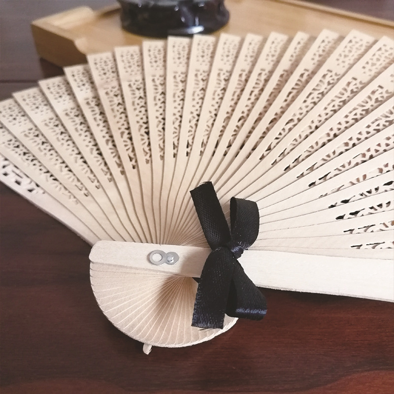 Fan de madera tallada Fan Yang de madera de la flor con el ventilador de la boda de la cinta