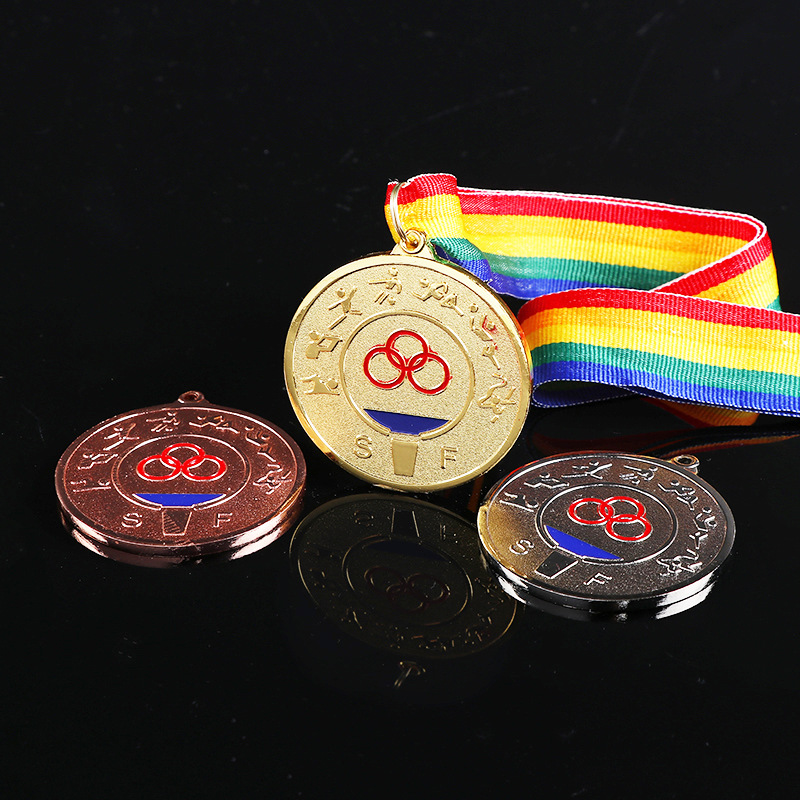 Fabricante mayorista de medallas metálicas creativas para eventos deportivos escolares, medallas conmemorativas de maratón con impresión de logotipo.