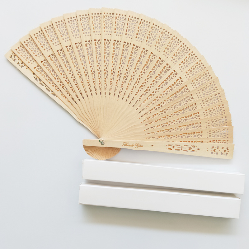 Haz una luz para tallar el nombre de la nueva persona. El ventilador de madera será entregado dentro de 2 días en la fecha de la boda.