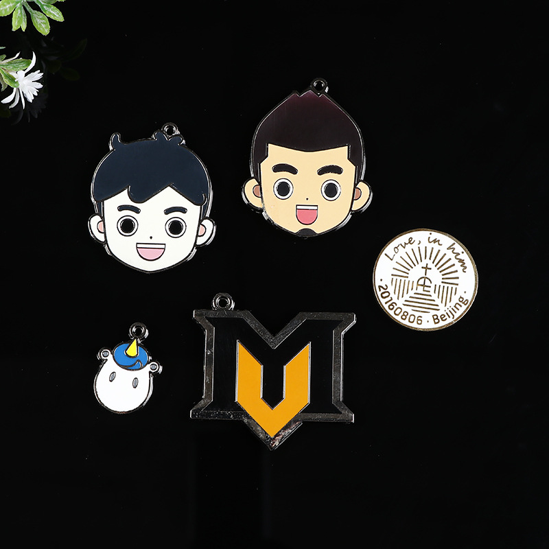 Fabricantes profesionales personalizar dibujos animados periférico insignia gradiente impresión insignia metal DIY image 2