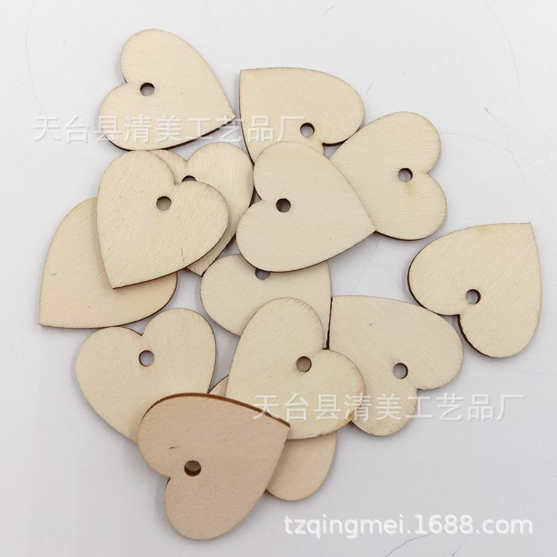 Perforado corazón de madera botón pieza con agujero melocotón corazón madera decorativa pieza de madera