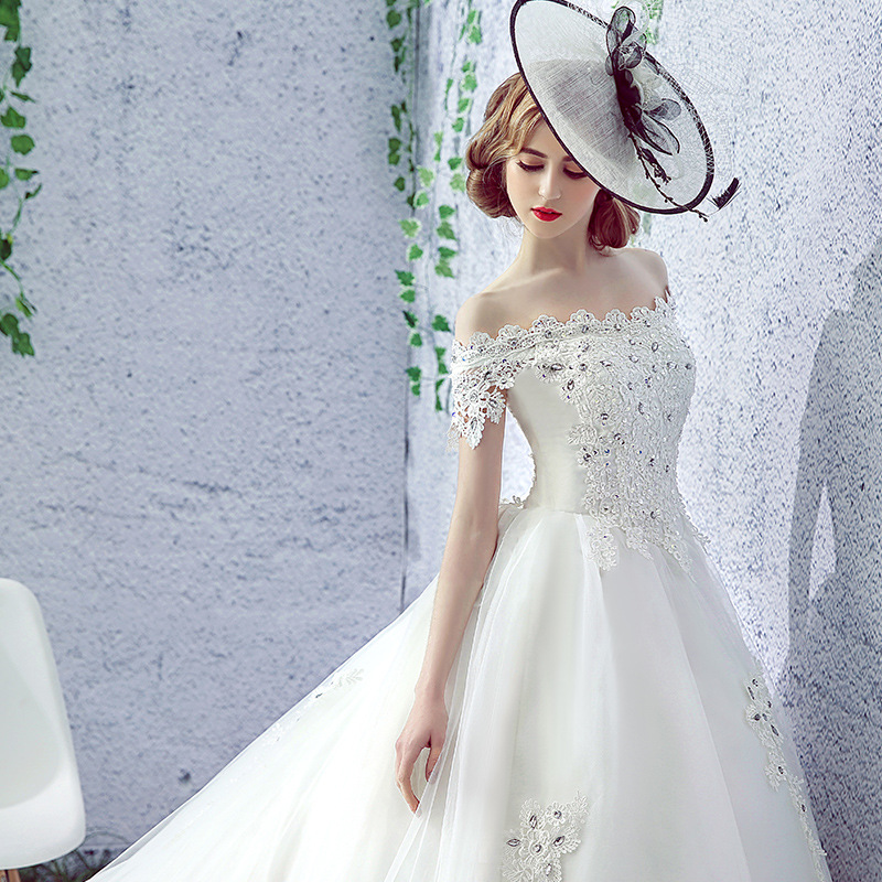 Vestido de novia estilo 2026 para novias, con hombros descubiertos y cola, de cintura alta, que cubre el abdomen, de tul ligero estilo francés, estilo Hepburn, de una pieza, al por mayor. image 3
