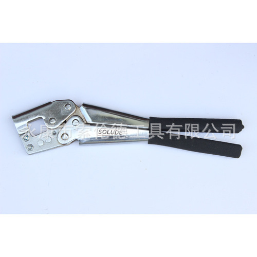 The manufacturer supplies new double-handled chrome-plated one-hand keel pliers, special fixing tools, eye-drilling pliers and decoration tools