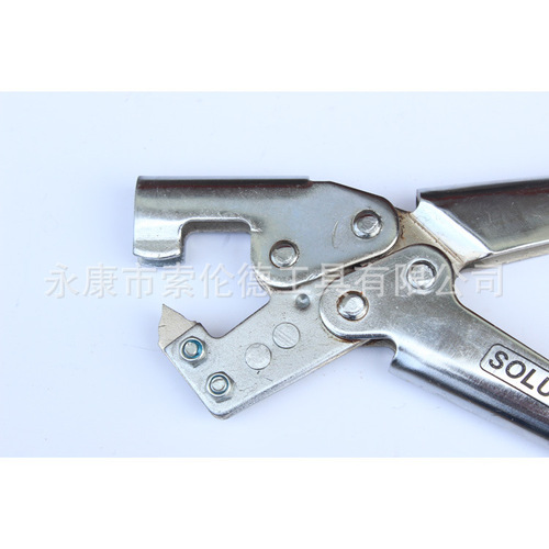 The manufacturer supplies new double-handled chrome-plated one-hand keel pliers, special fixing tools, eye-drilling pliers and decoration tools