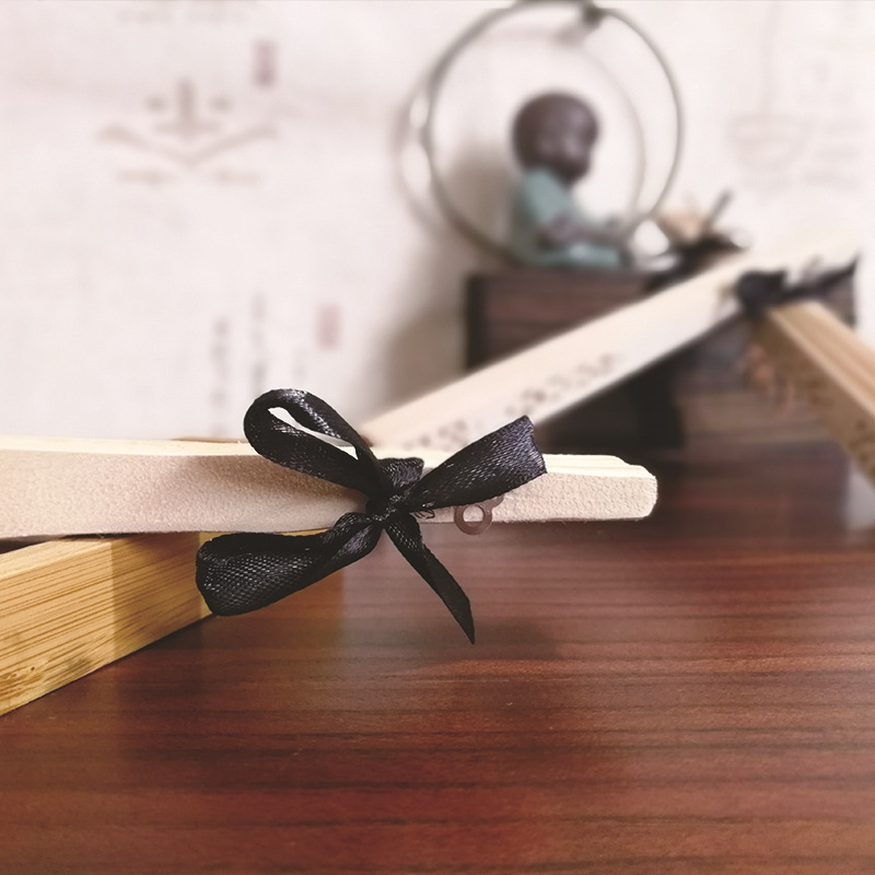 Fan de madera tallada Fan Yang de madera de la flor con el ventilador de la boda de la cinta