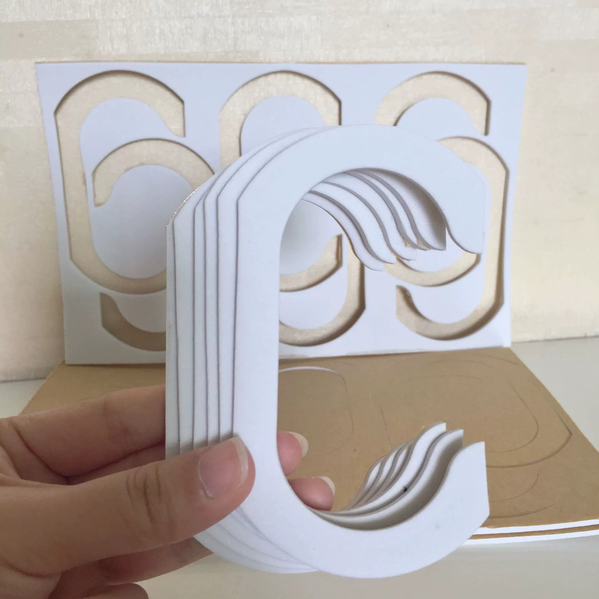 Изготовленная на заказ белая губка EVA, двусторонняя лента, черную пенопластовую клейкую прокладку можно разрезать и пробивать Односторонний клей.